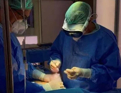 Un chirurgo opera indossando un visore per la ripresa in prima persona