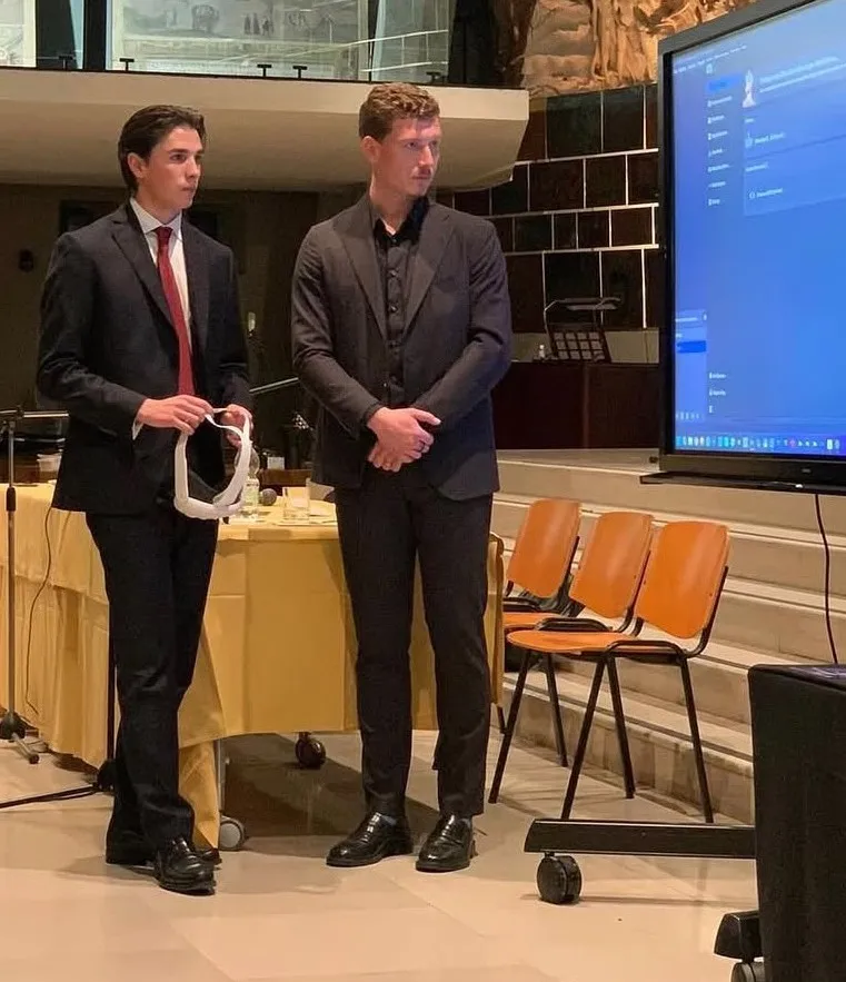 Luca Filippini e Valerio Vinciarelli durante una presentazione, con un visore in mano