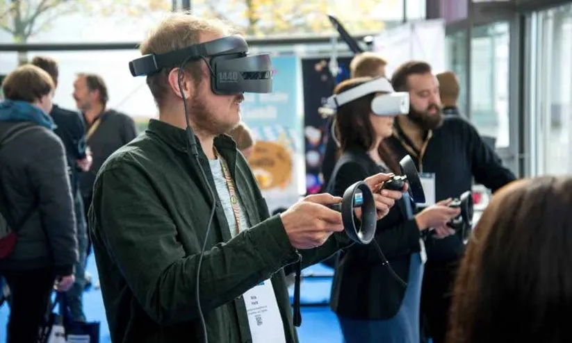 Persone provano visori per la realtà virtuale durante una dimostrazione
